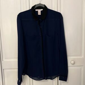Chic Navy Blouse with Black Collar